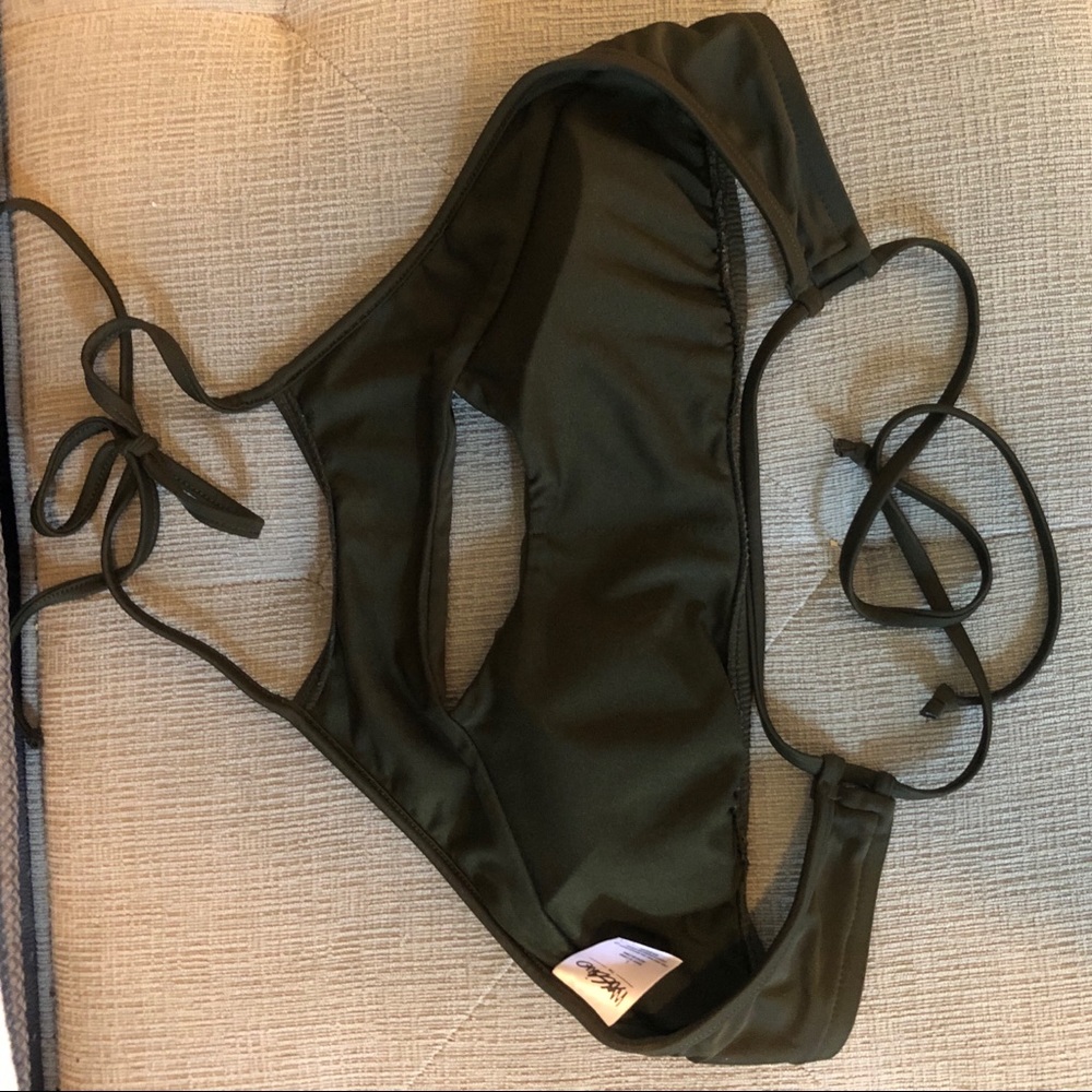 Halter Bikini top with Cut out - Picture 4 of 5